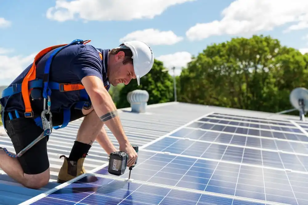 header page installer des panneaux photovoltaïques homme sur le toit