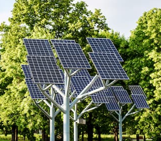 de nombreux panneaux photovoltaïques sur pilier