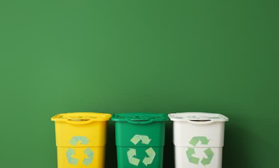 poubelles de recyclage sur un fond vert