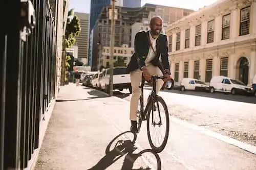 homme sur un vélo en ville