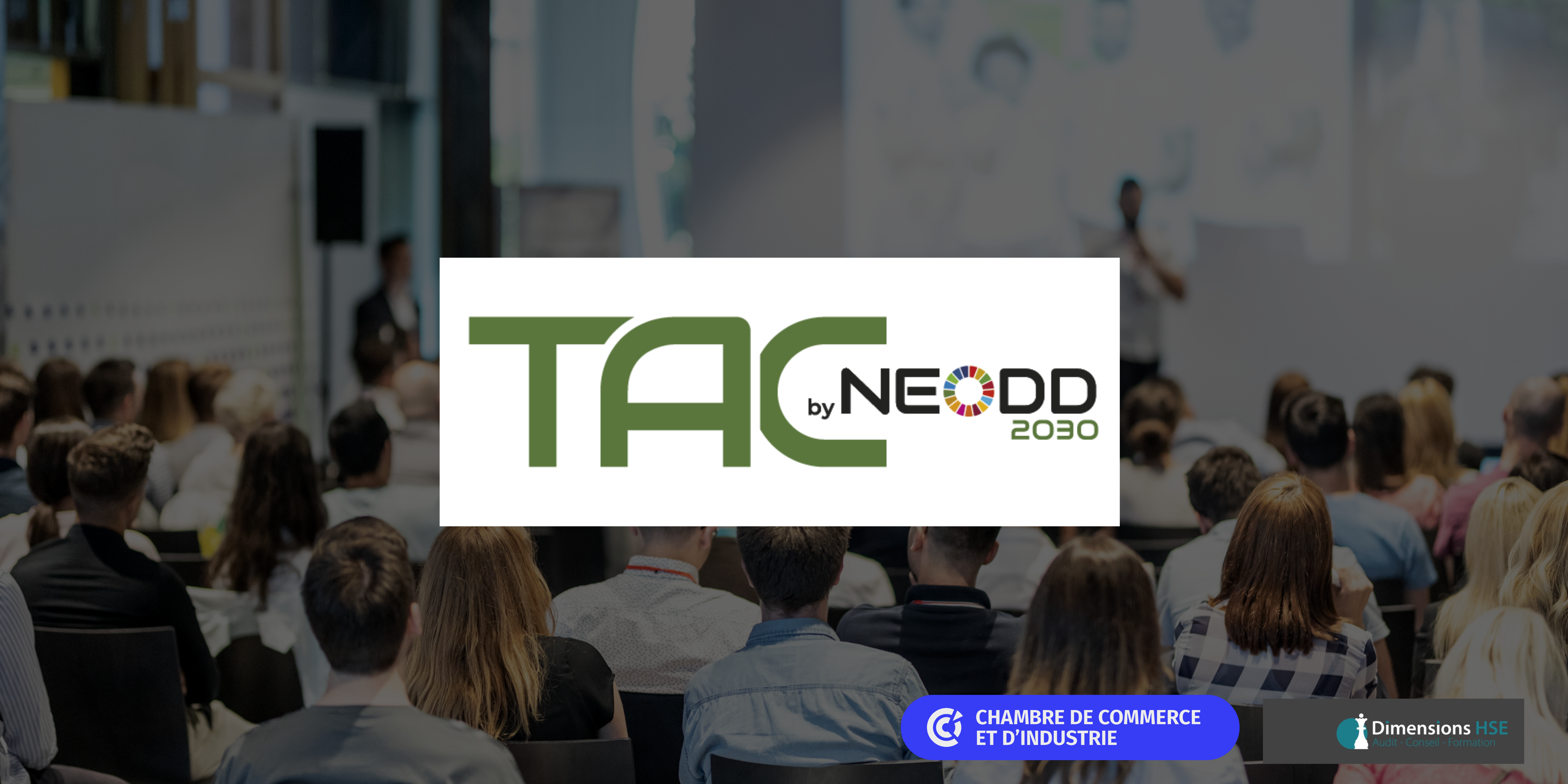 Logo TAC by NEODD avec un fond de personnes assistants à une conférence.